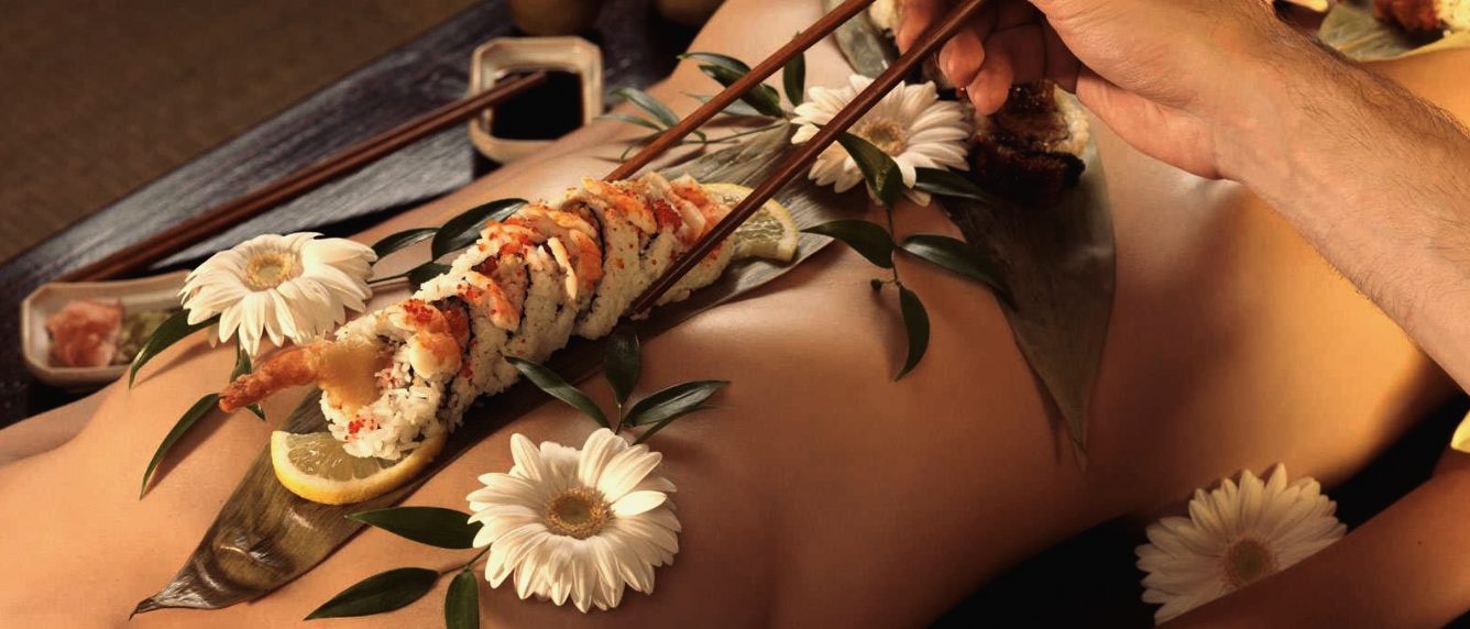 女体盛 · 寿司在身上铺陈，日本师傅正取走一枚